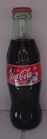 2000-1057 € 5,00  coca cola Kerstflesje Kerstman met 3 kinderen